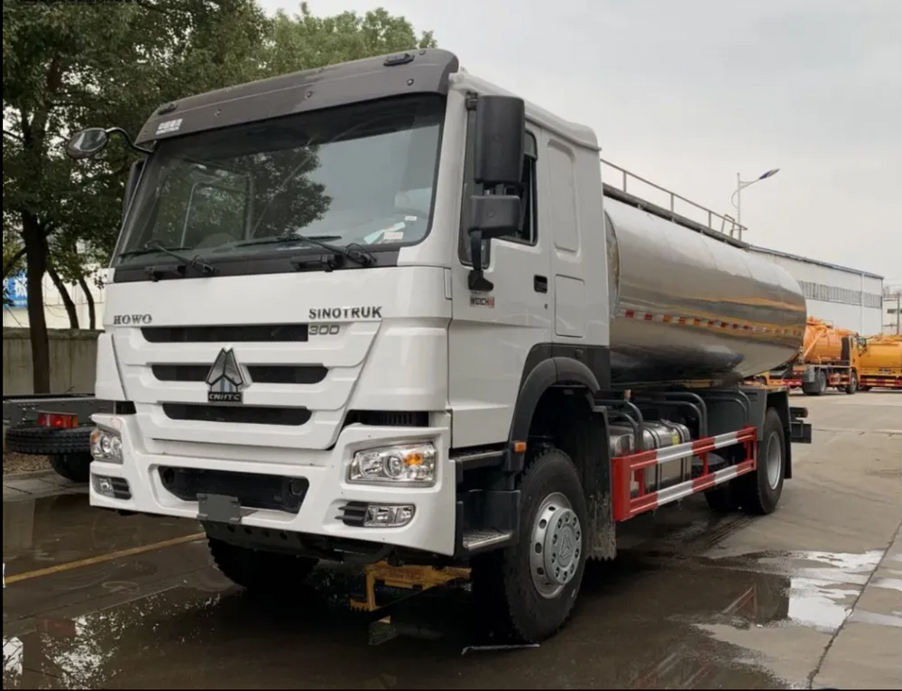 SINOTRUK HOWO 4x2 Fresh Milk Transport Tanker for sale