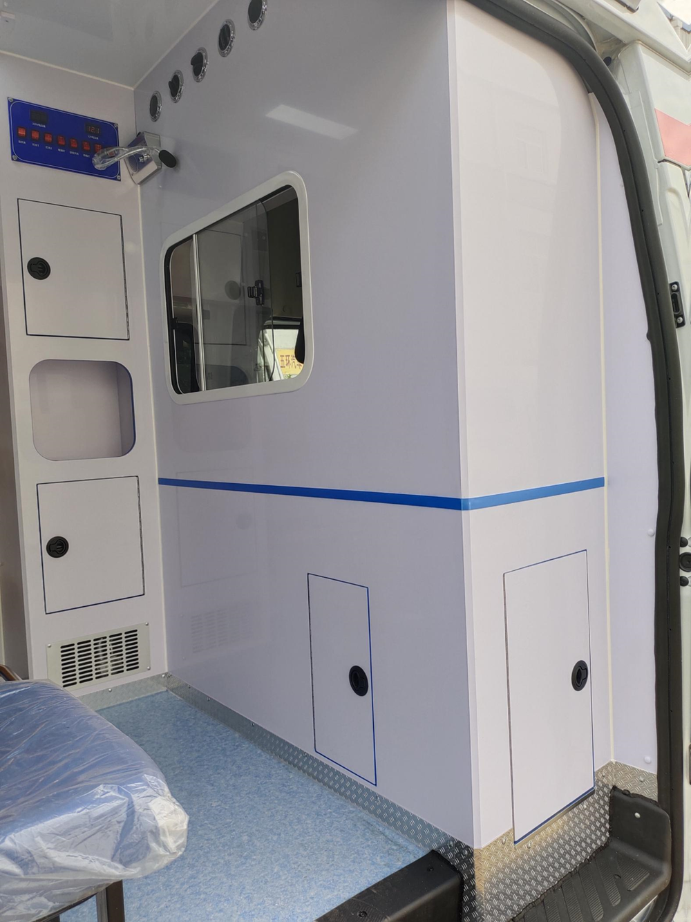 JMC Shunda Mid-wheelbase Mid-roof Diesel Patient Monitor Ambulance