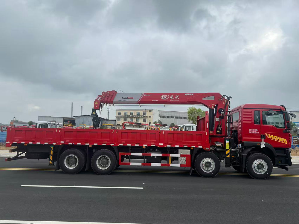 Howo 8×4 with Weichai Engine, 8T, 380 Horsepower - Changxing 14-Ton 5-Section Boom Crane