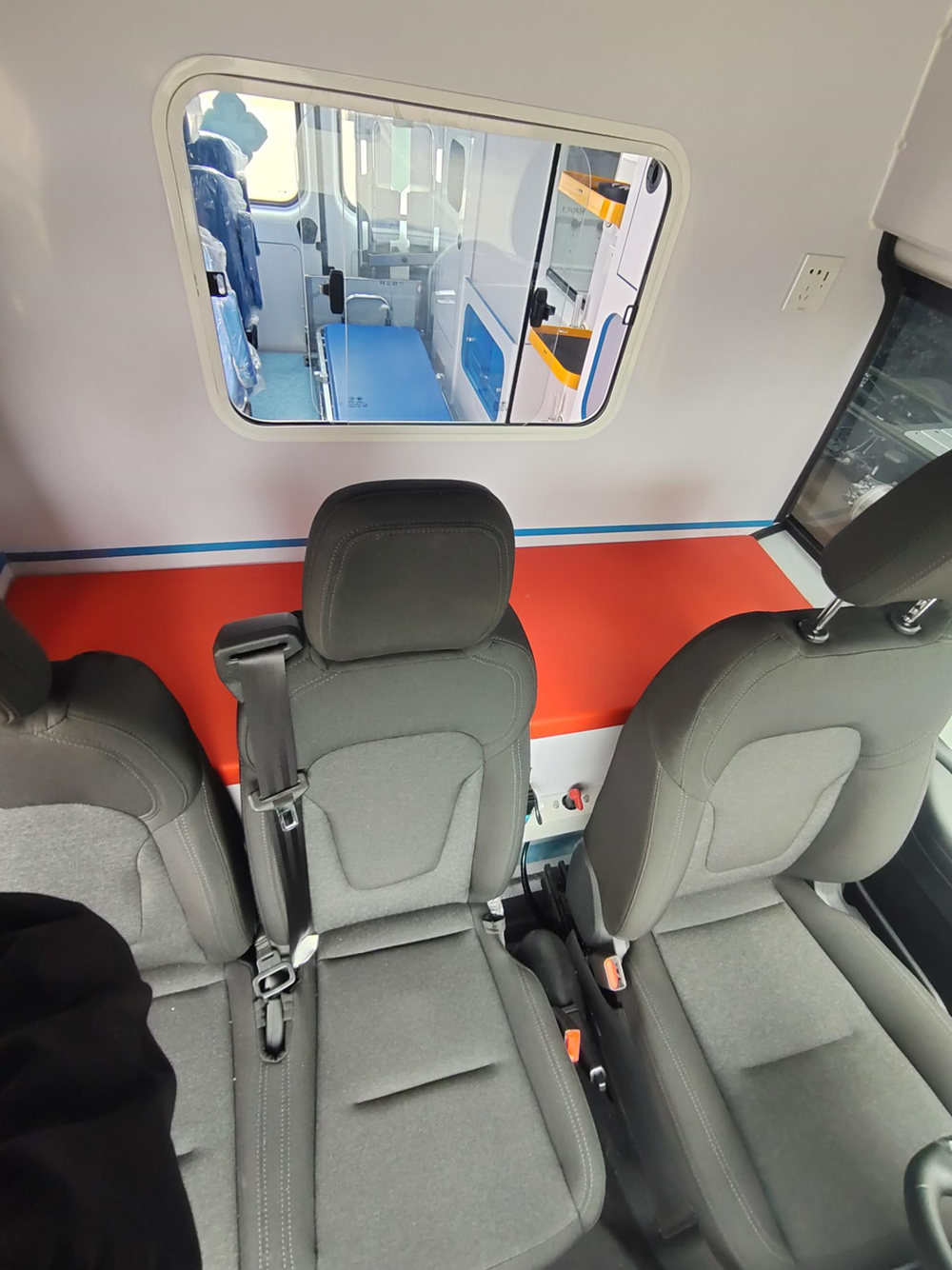 JMC Shunda Mid-wheelbase Mid-roof Diesel Patient Monitor Ambulance
